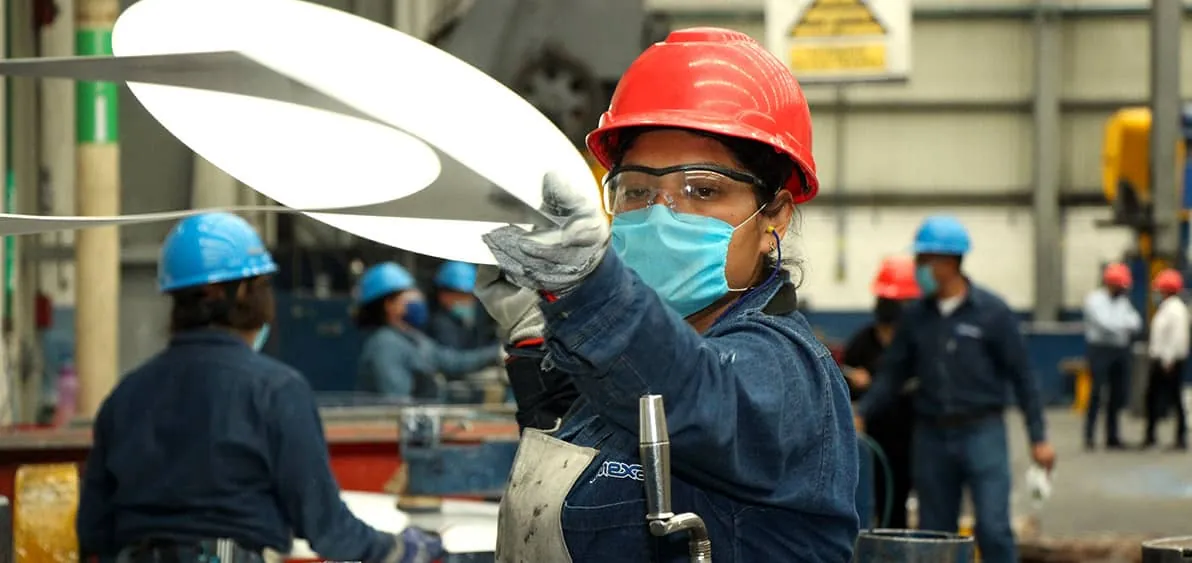 Operadora de Almexa con un disco de aluminio