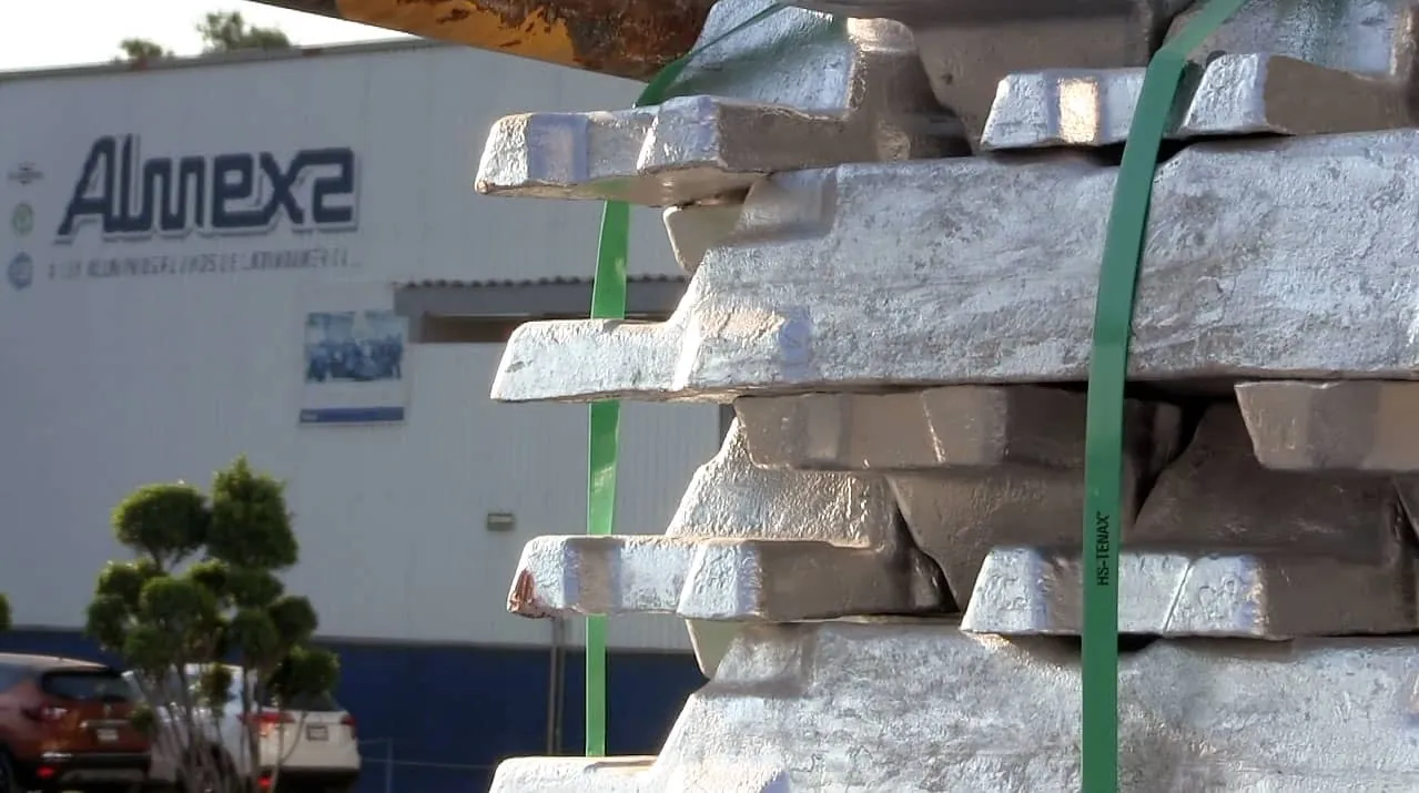 Lingotes de aluminio en el patio de la planta de Almexa