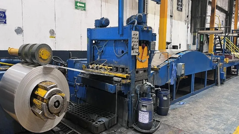 Línea de corte a longitud con rollo en la desenrolladora