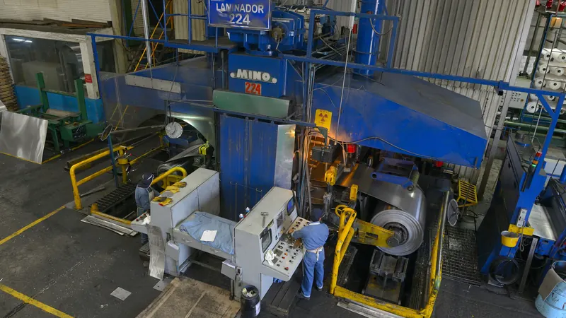 Laminador en frío de Almexa con rollo en la bobinadora